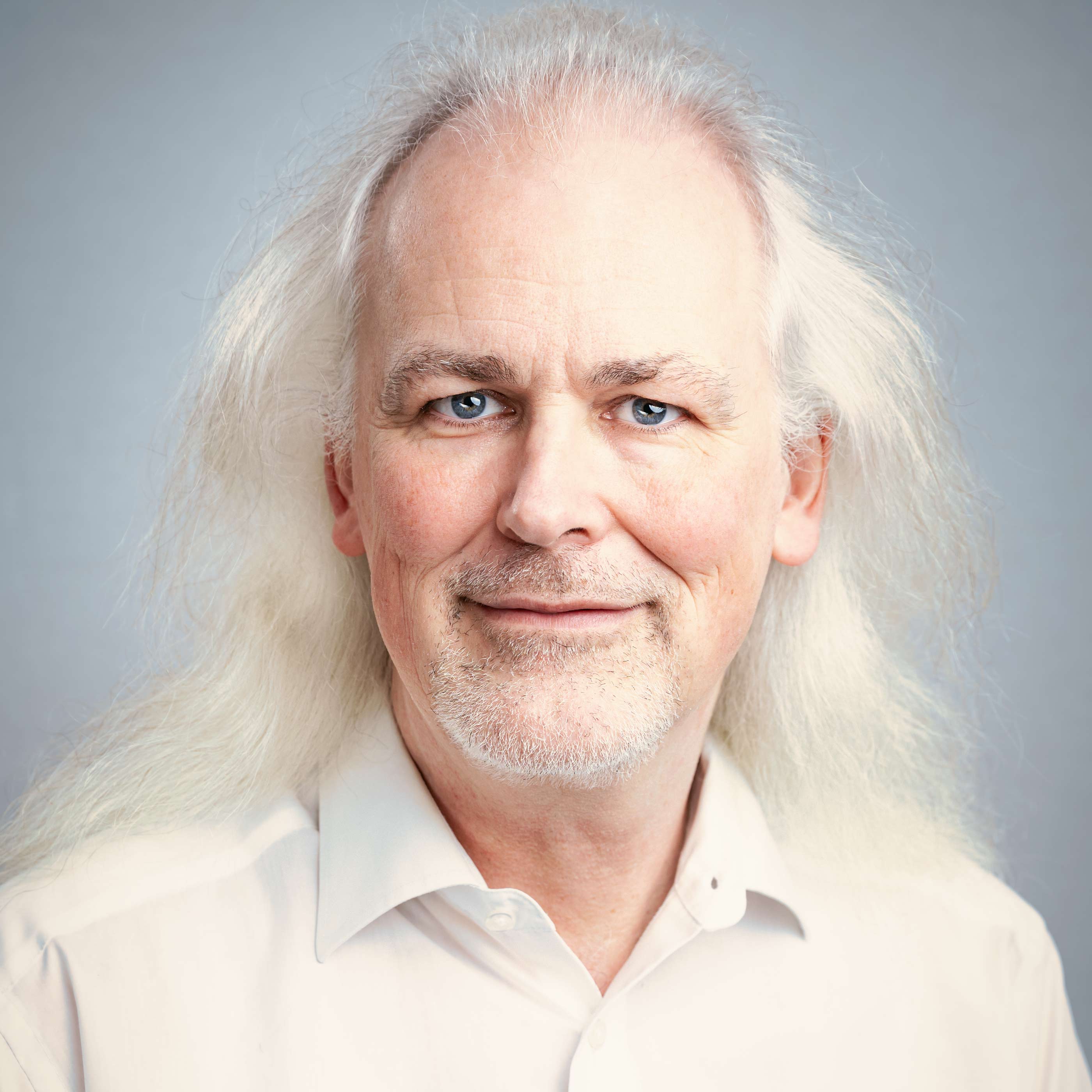 White QU-LR_320__2023-12-15-Kassel-Norbert-Lange-Portrait__Norbert-Lange-Bearbeitet